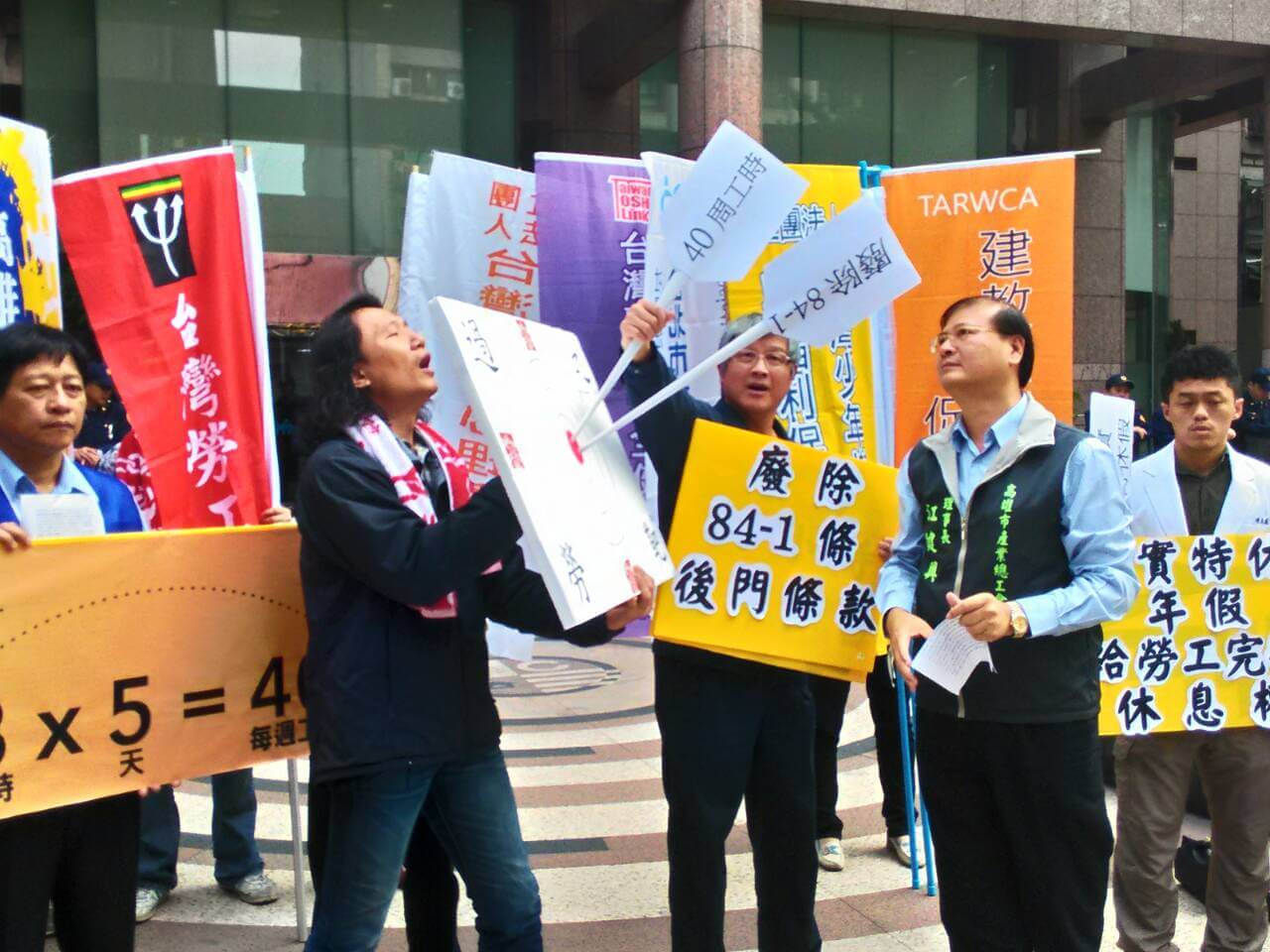 1040106總幹事管紹君至勞動部申援縮短工時1